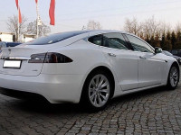 Оренда авто Tesla model S з водієм Тернопіль
